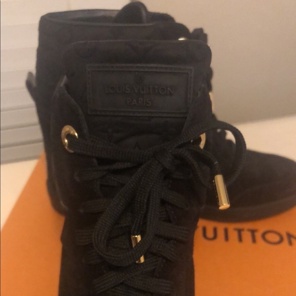 Suede Louis Vuitton’s Only worn once size 38 1/2 - Picture 2 of 3